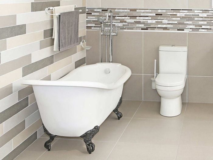 Slipper White Freestanding Bath With Black Feet - 1670 x 730mm